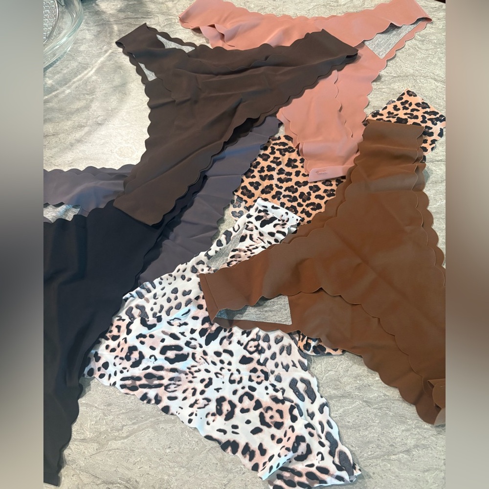 Underwear Set of Scalloped Edge Thongs
